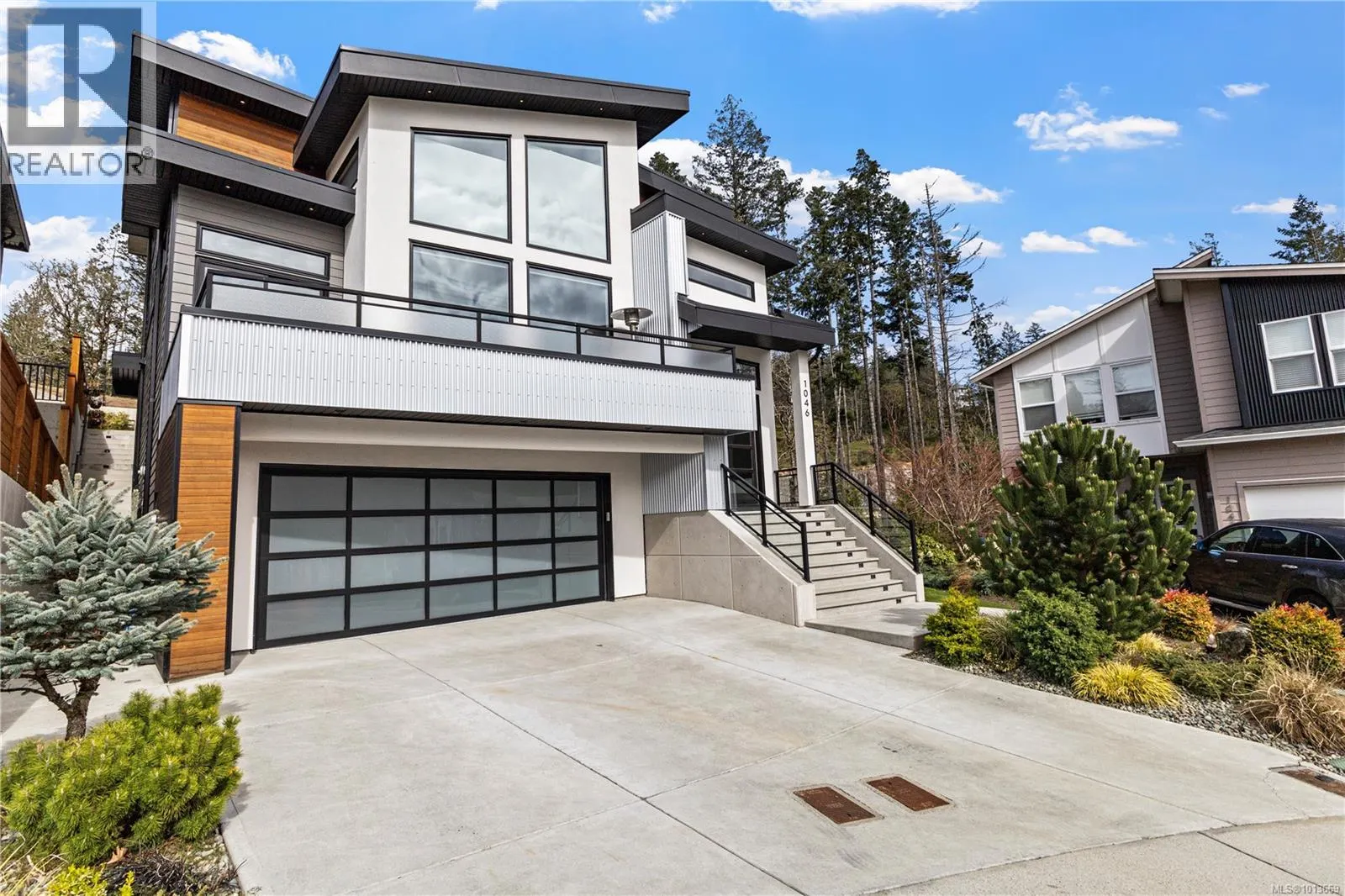 1046 Golden Spire Cres
