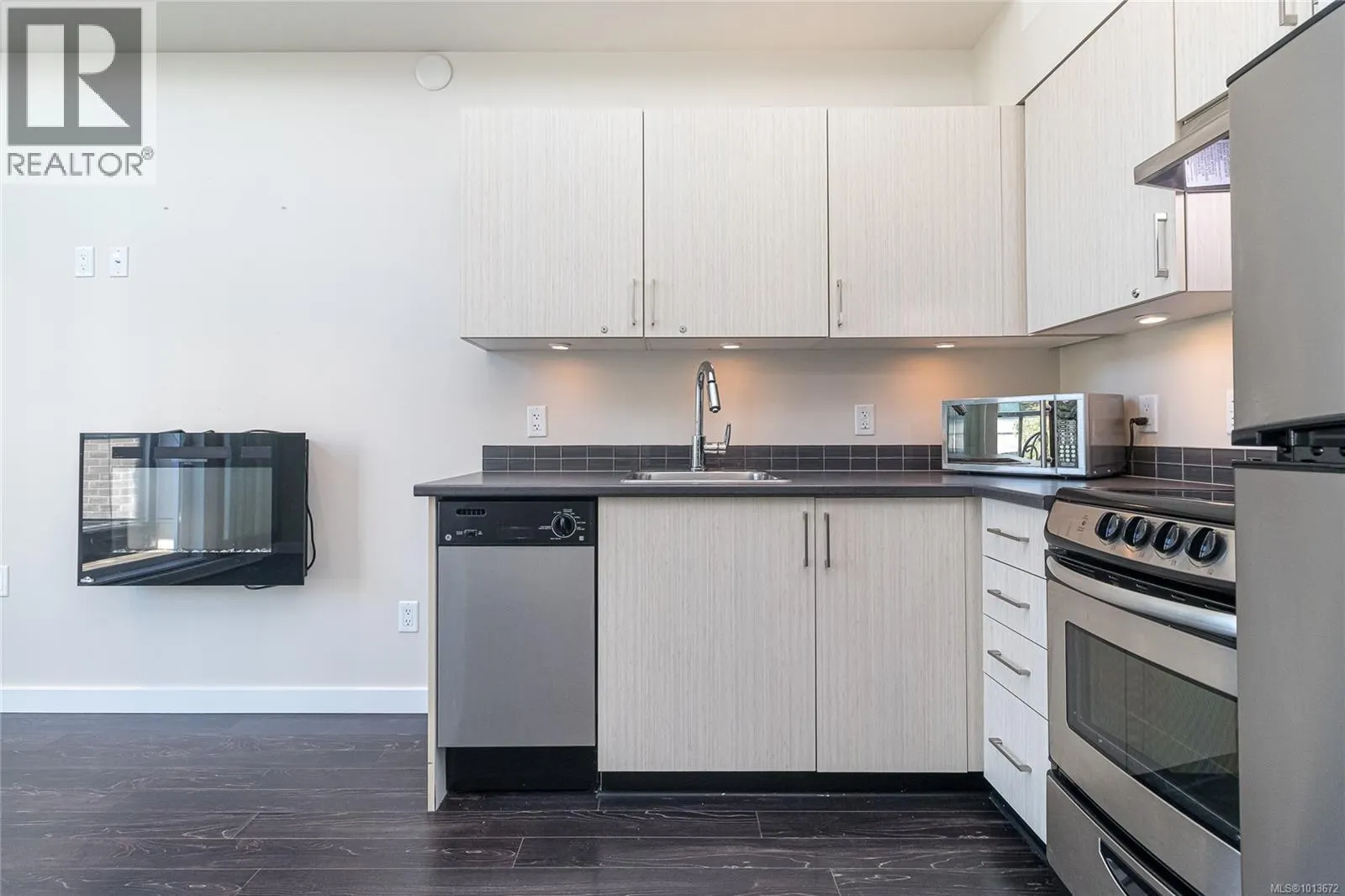 402 1121 Fort St