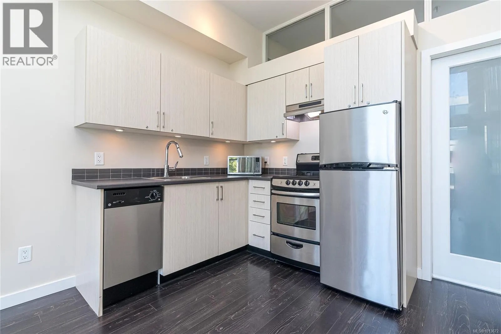 402 1121 Fort St
