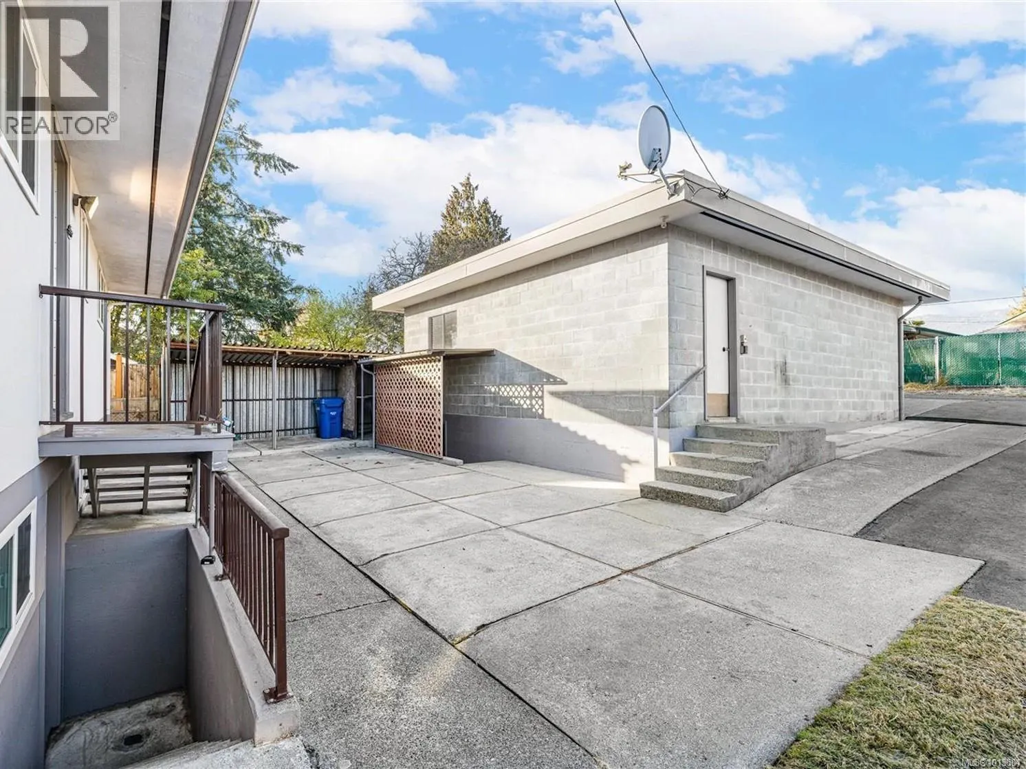 395 Chesterlea Ave