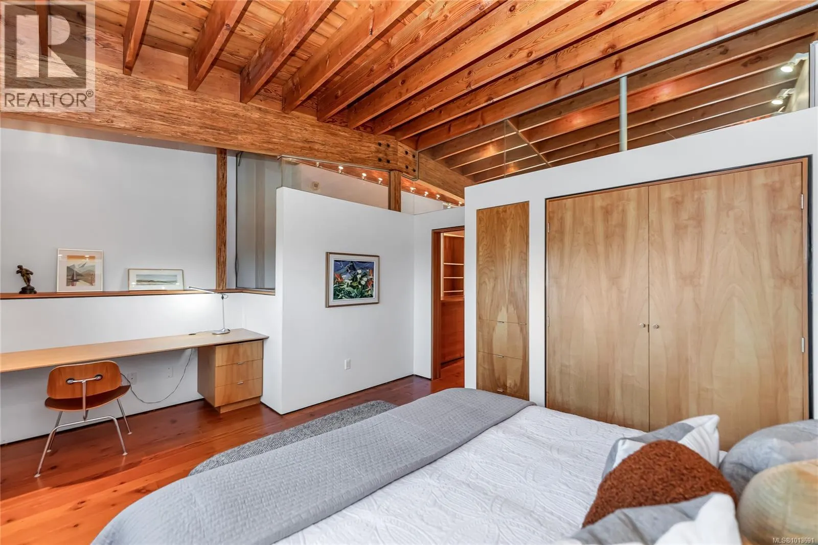 8909 Park Pacific Terr