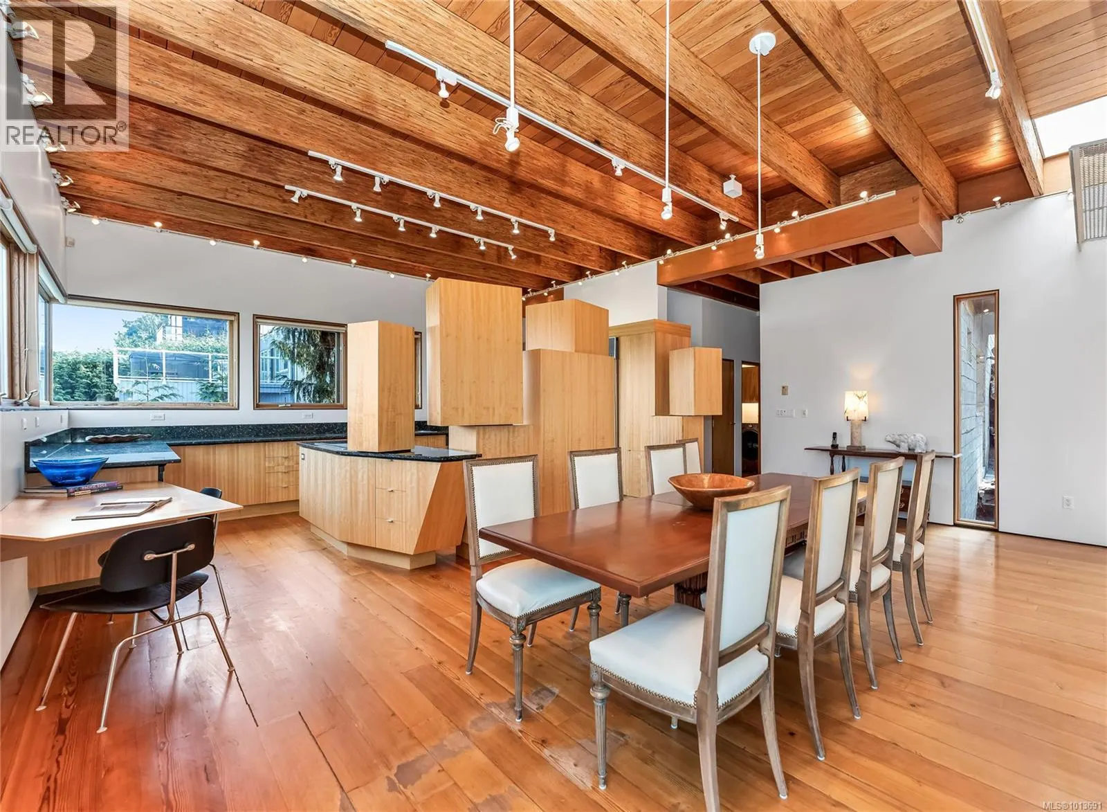 8909 Park Pacific Terr