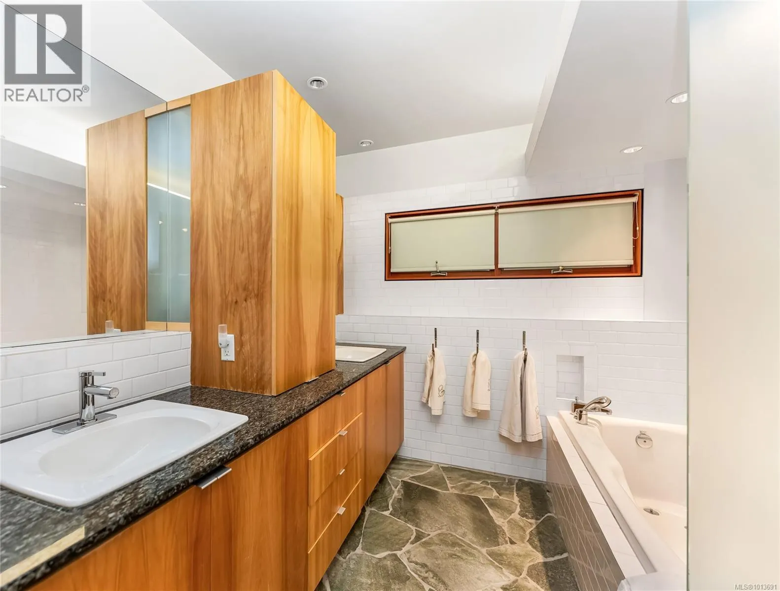 8909 Park Pacific Terr