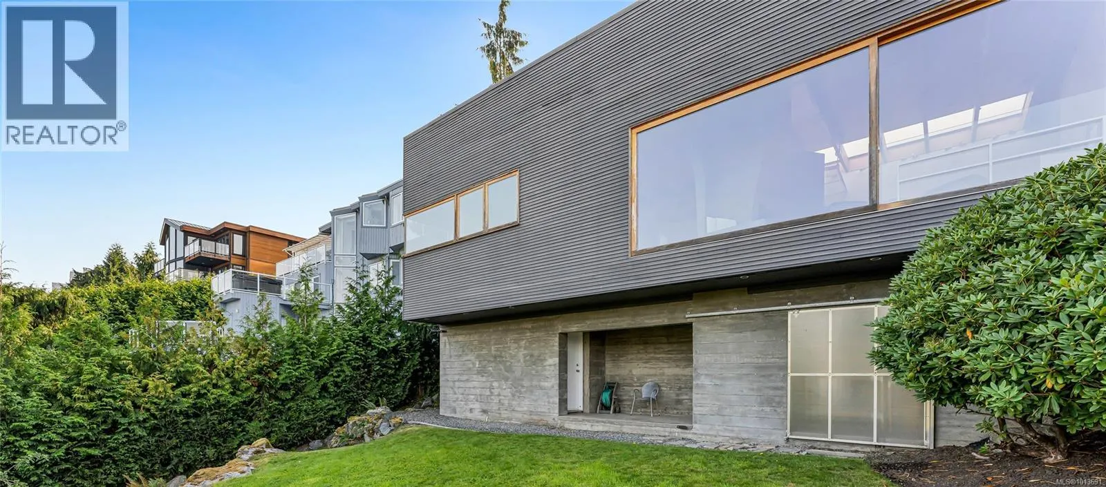 8909 Park Pacific Terr