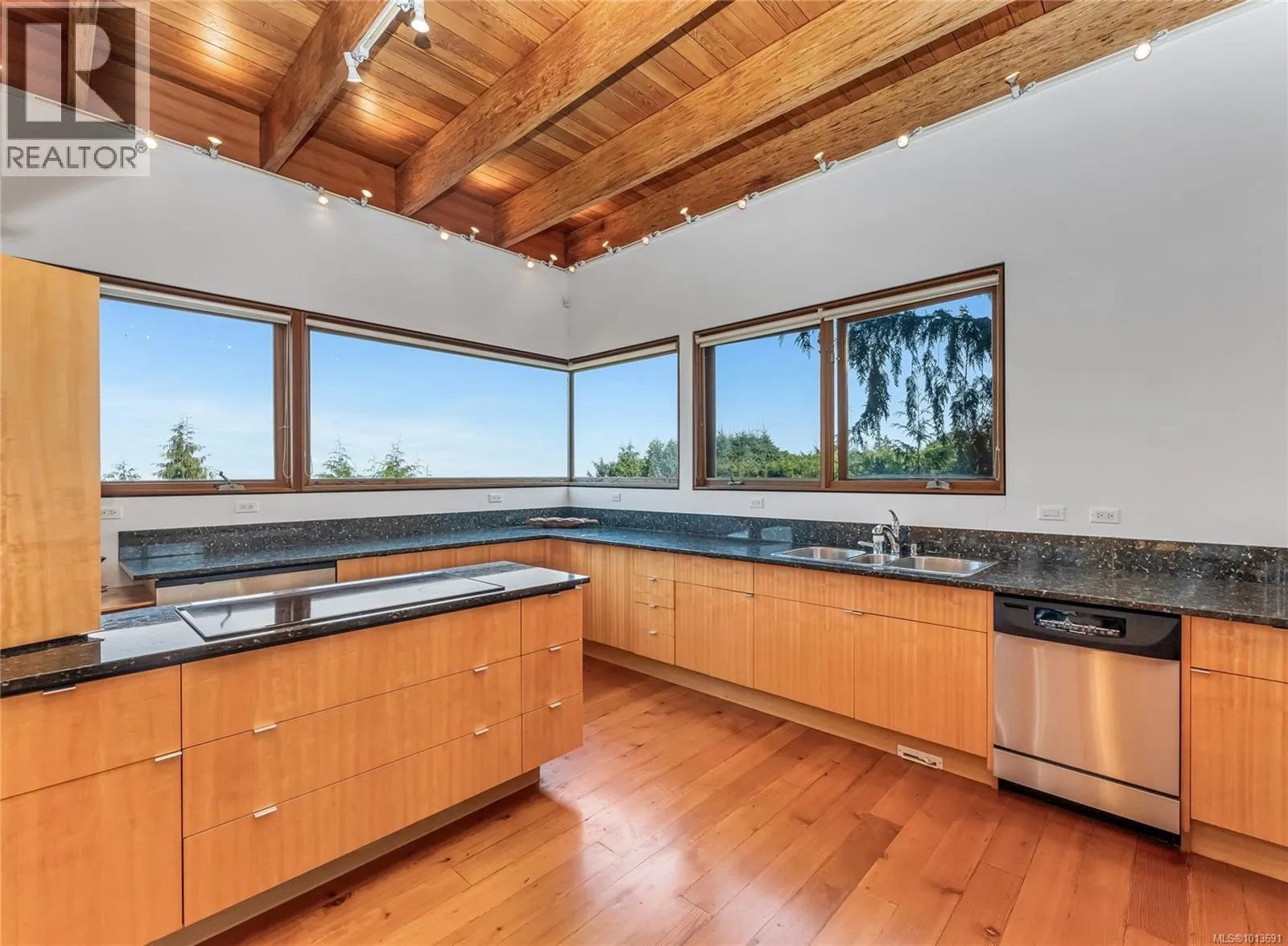 8909 Park Pacific Terr