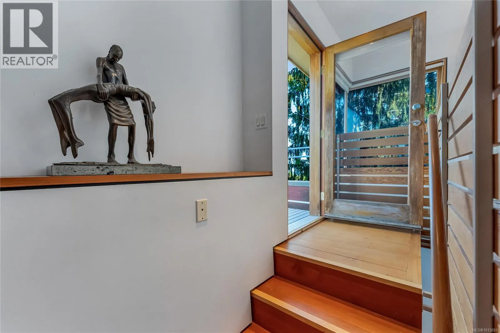 8909 Park Pacific Terr