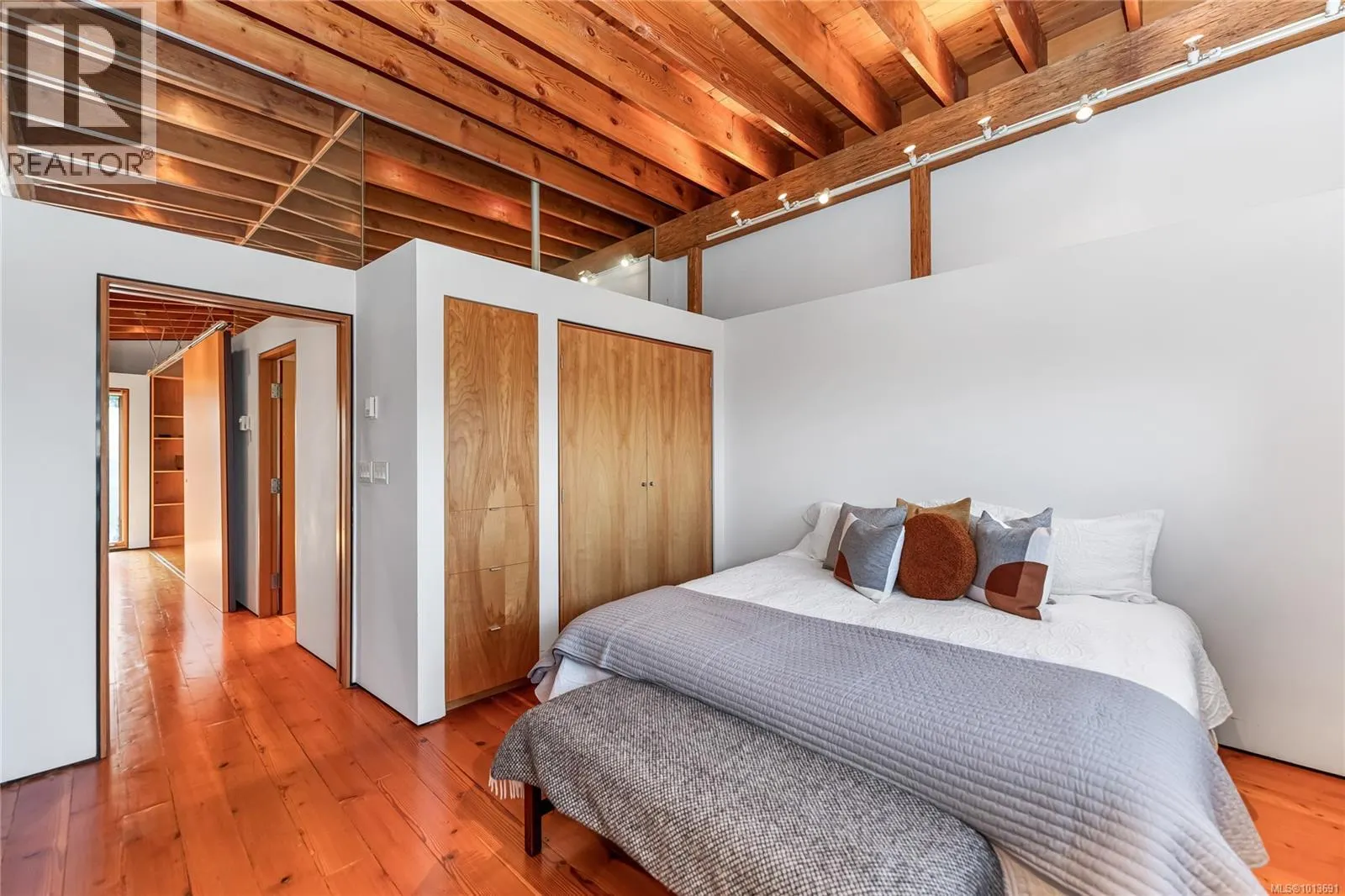 8909 Park Pacific Terr