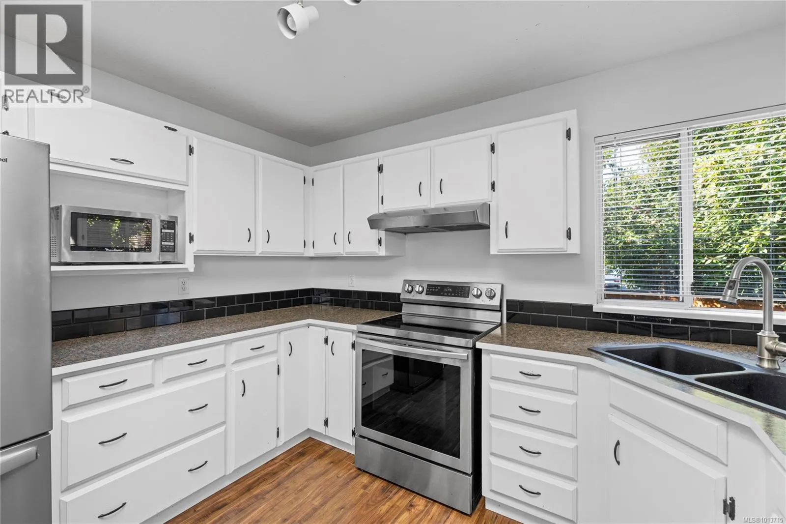 332 Moilliet St S