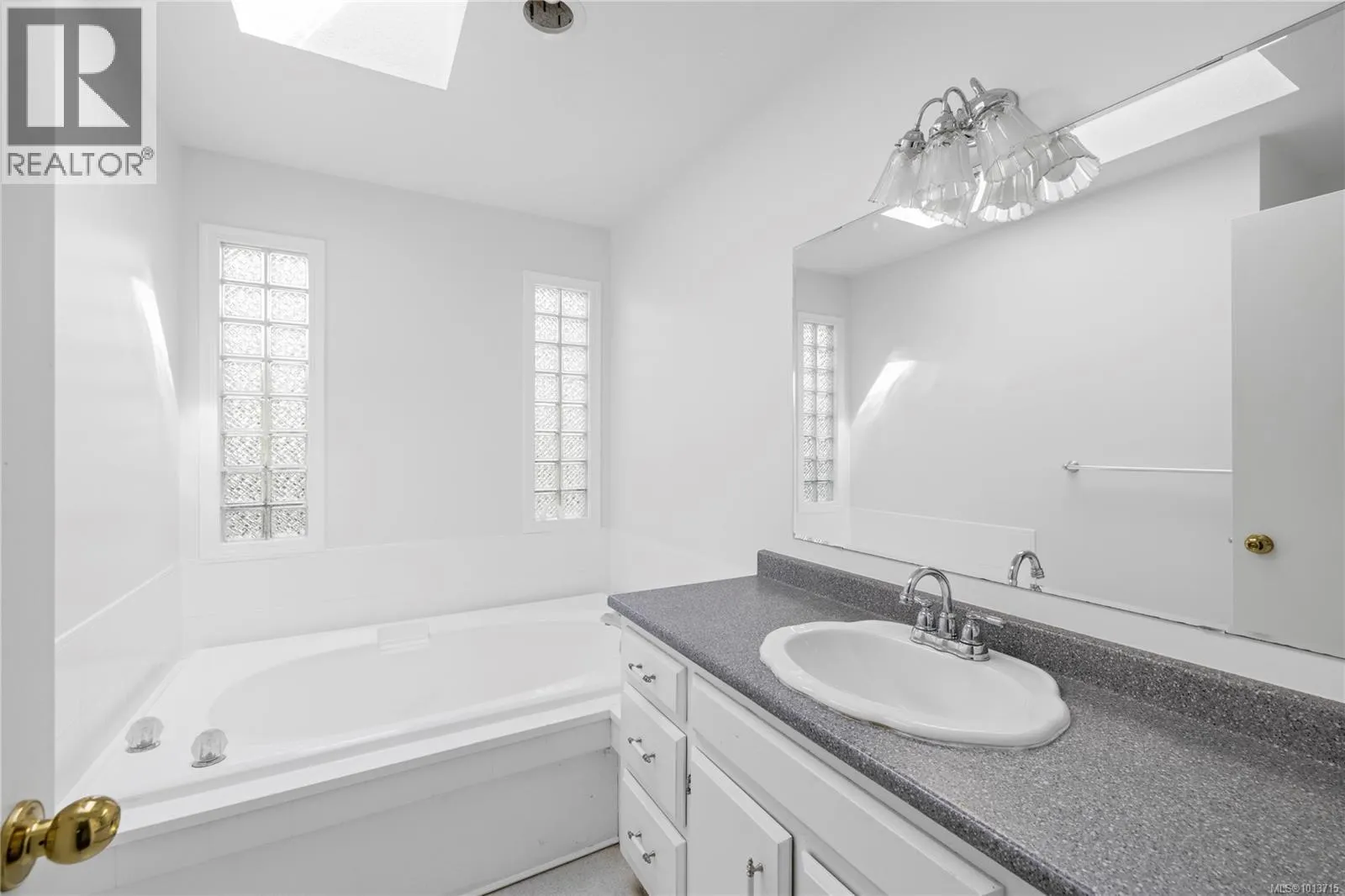 332 Moilliet St S