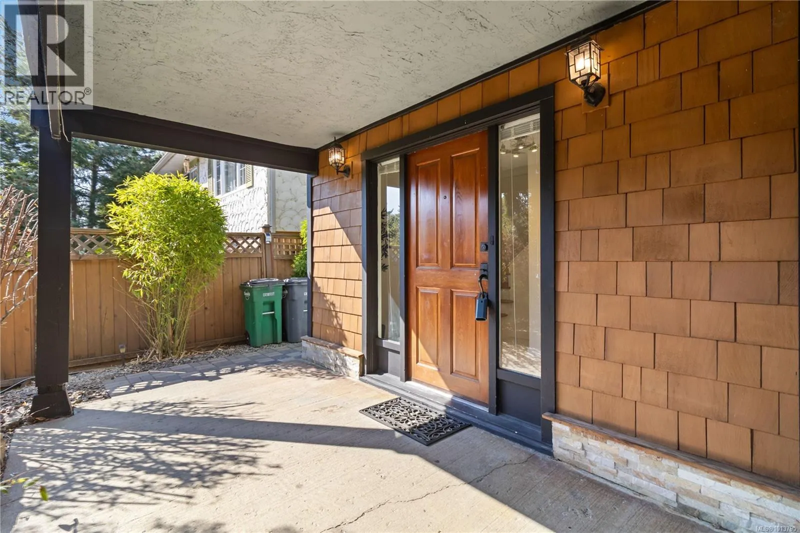 1032 Leeds Pl