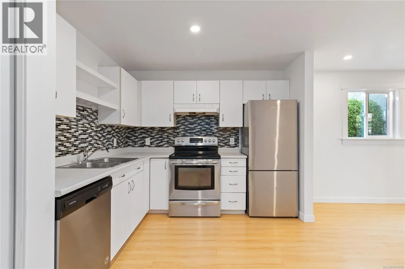 1032 Leeds Pl