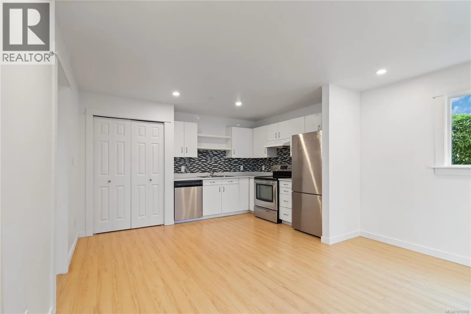 1032 Leeds Pl