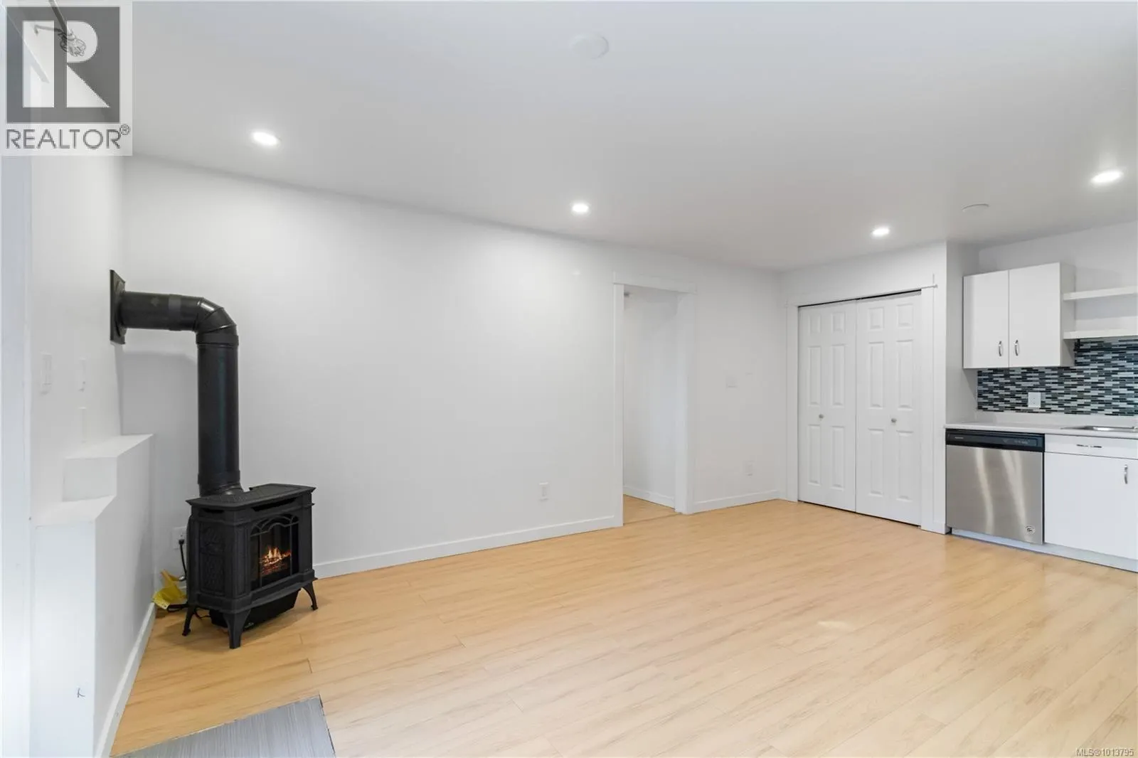 1032 Leeds Pl
