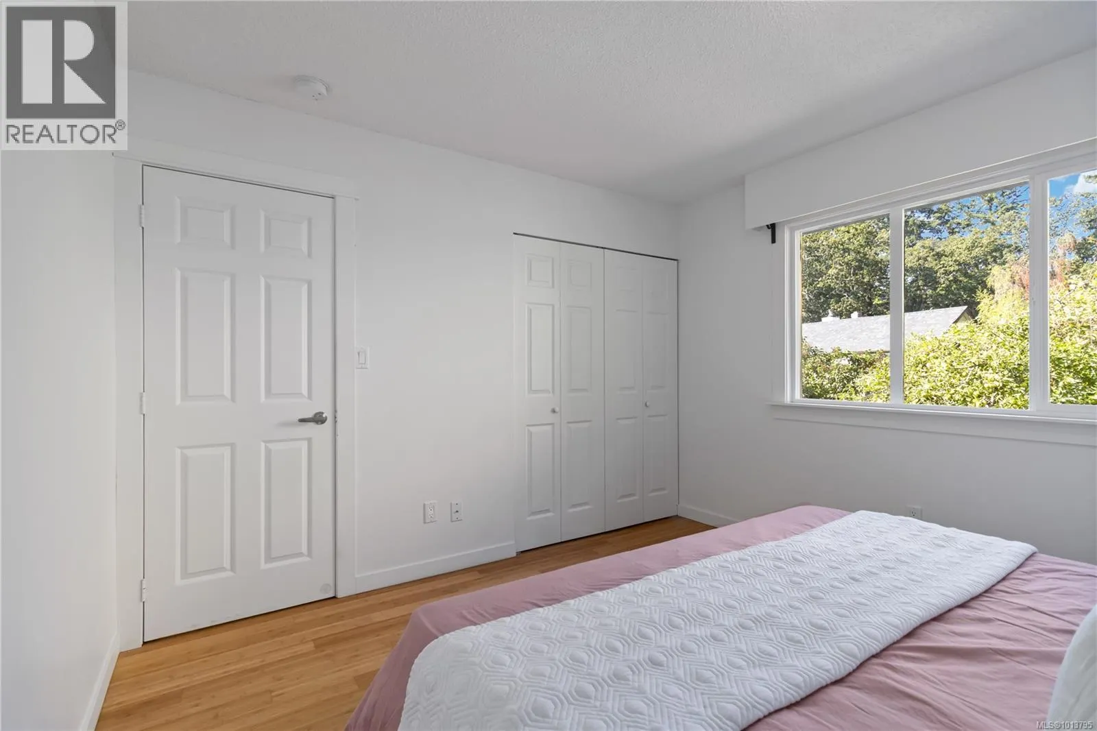 1032 Leeds Pl