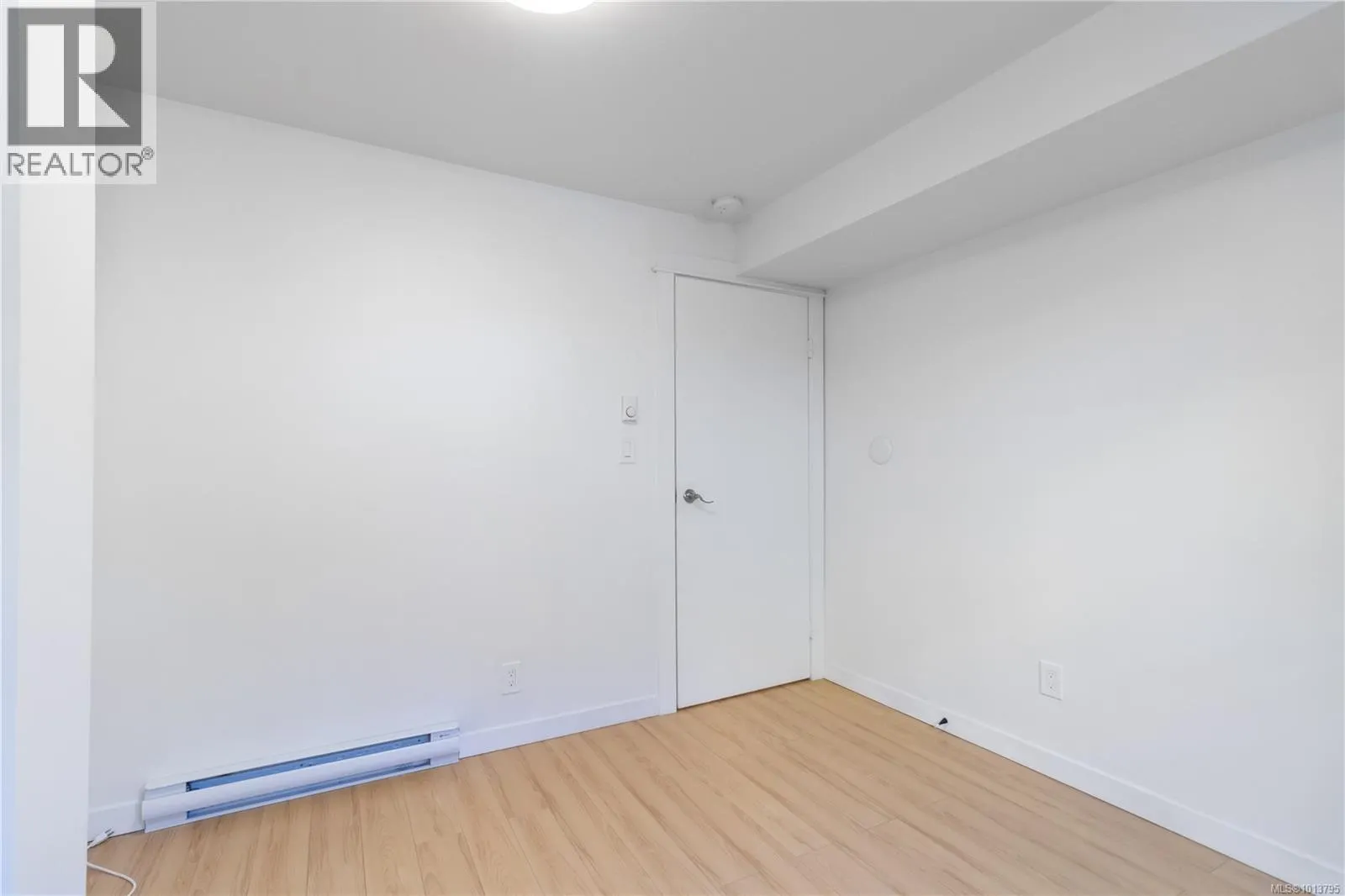 1032 Leeds Pl