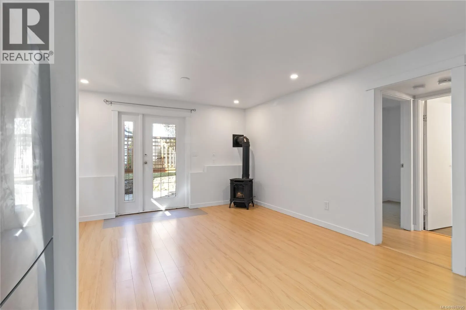 1032 Leeds Pl