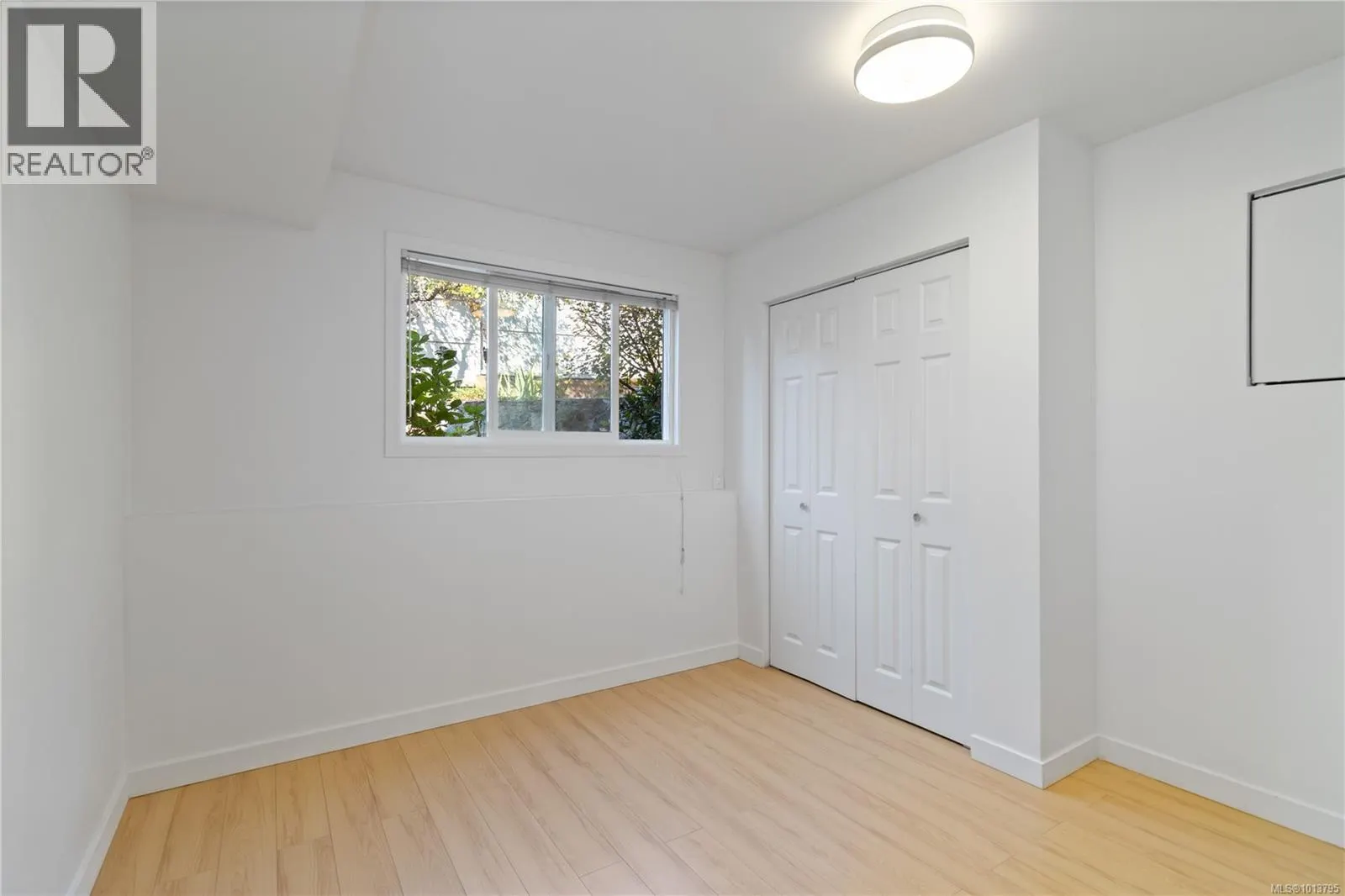 1032 Leeds Pl