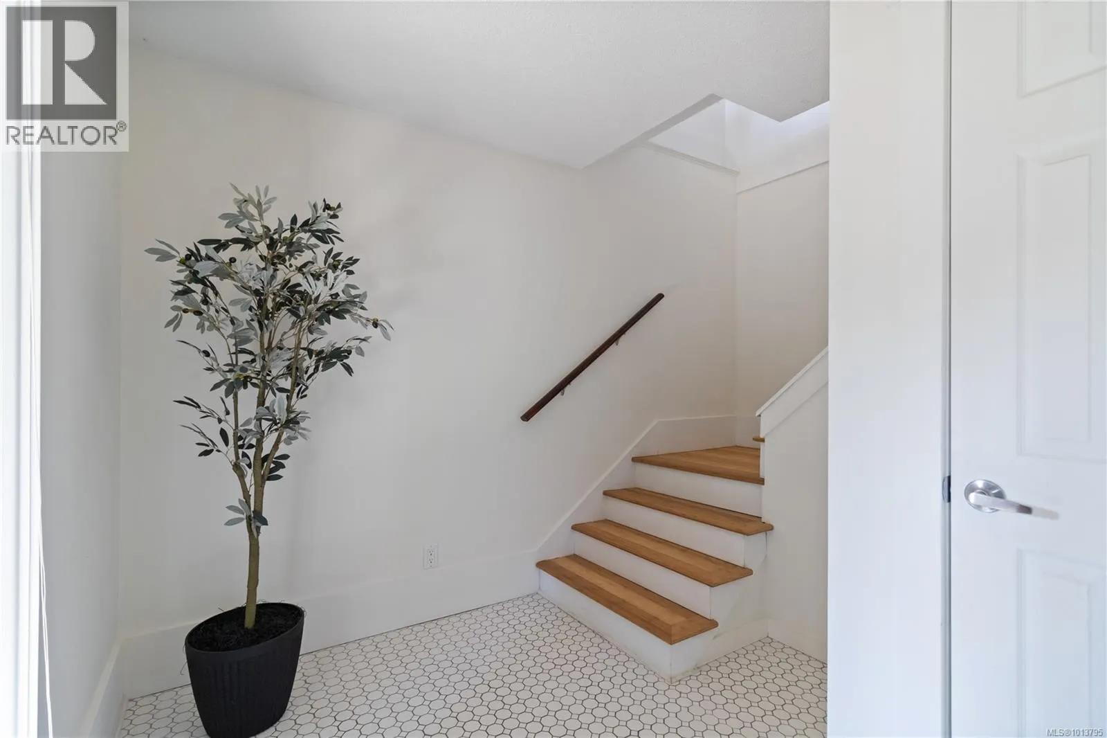 1032 Leeds Pl