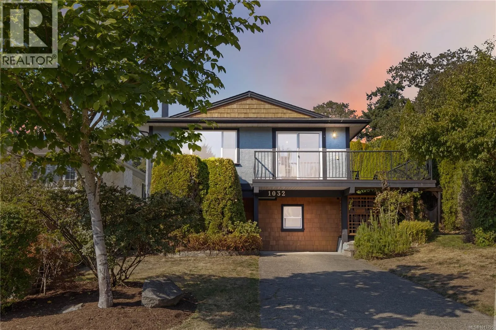 1032 Leeds Pl