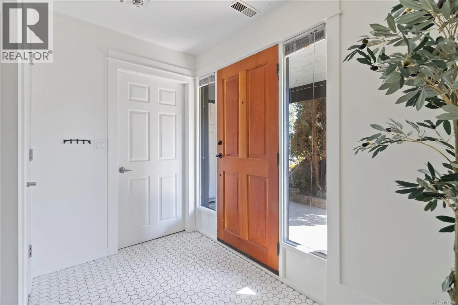 1032 Leeds Pl