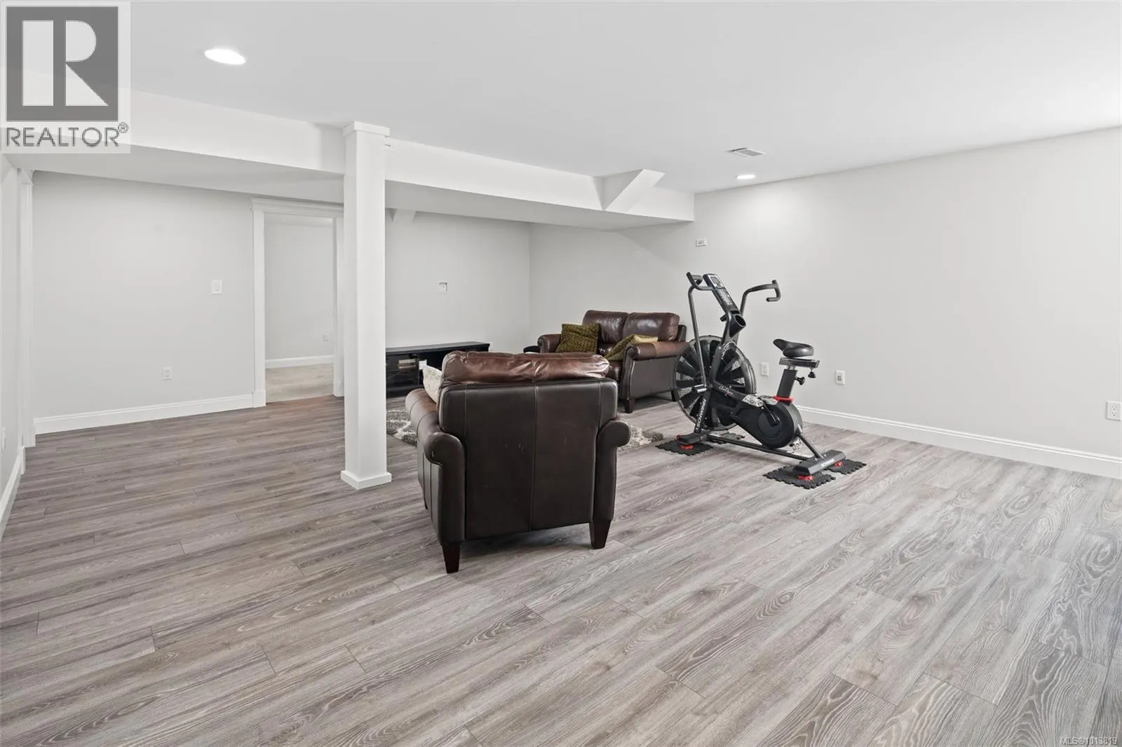 2398 Poplar Dr