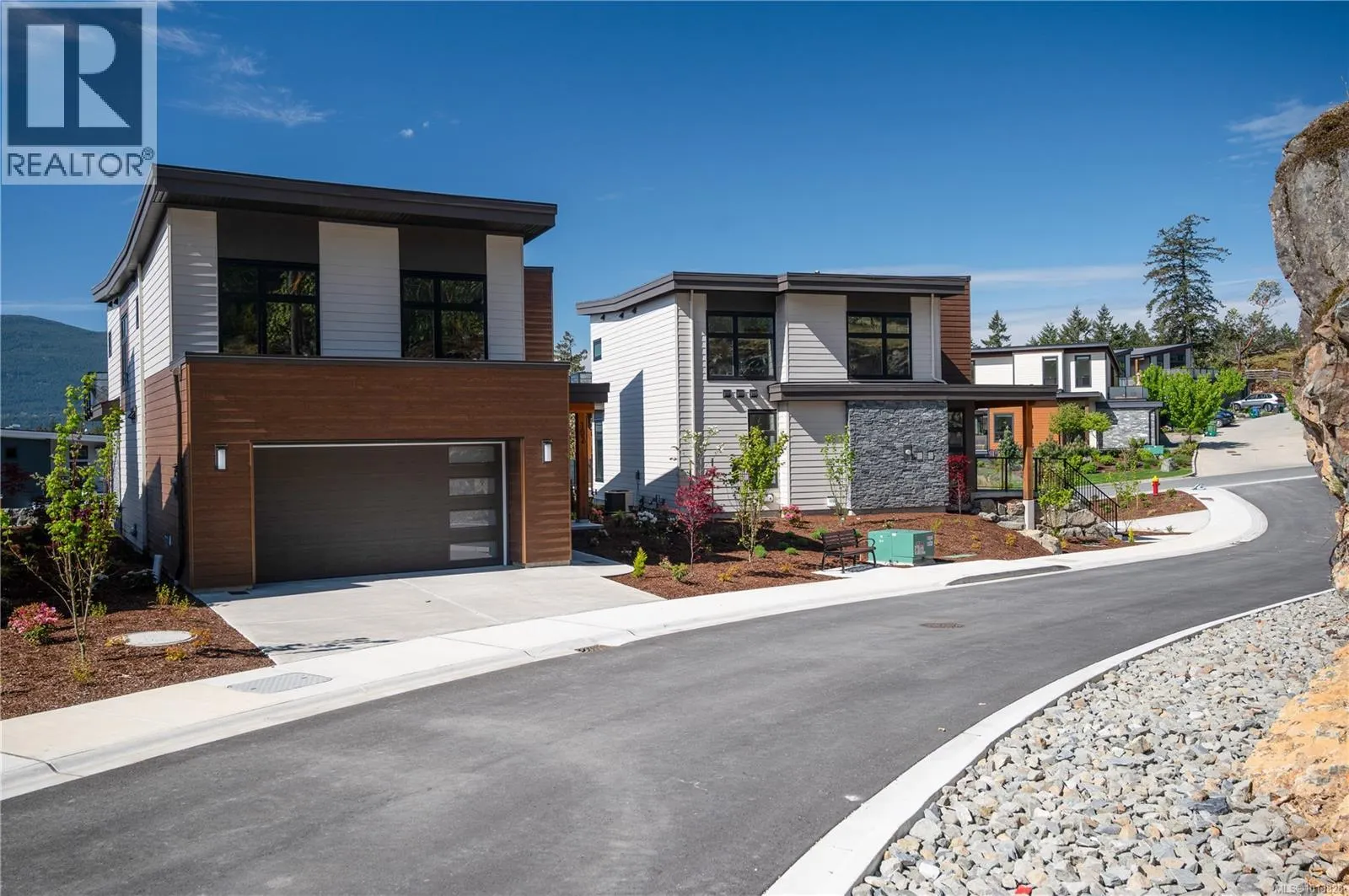 102 1220 Manzanita Pl
