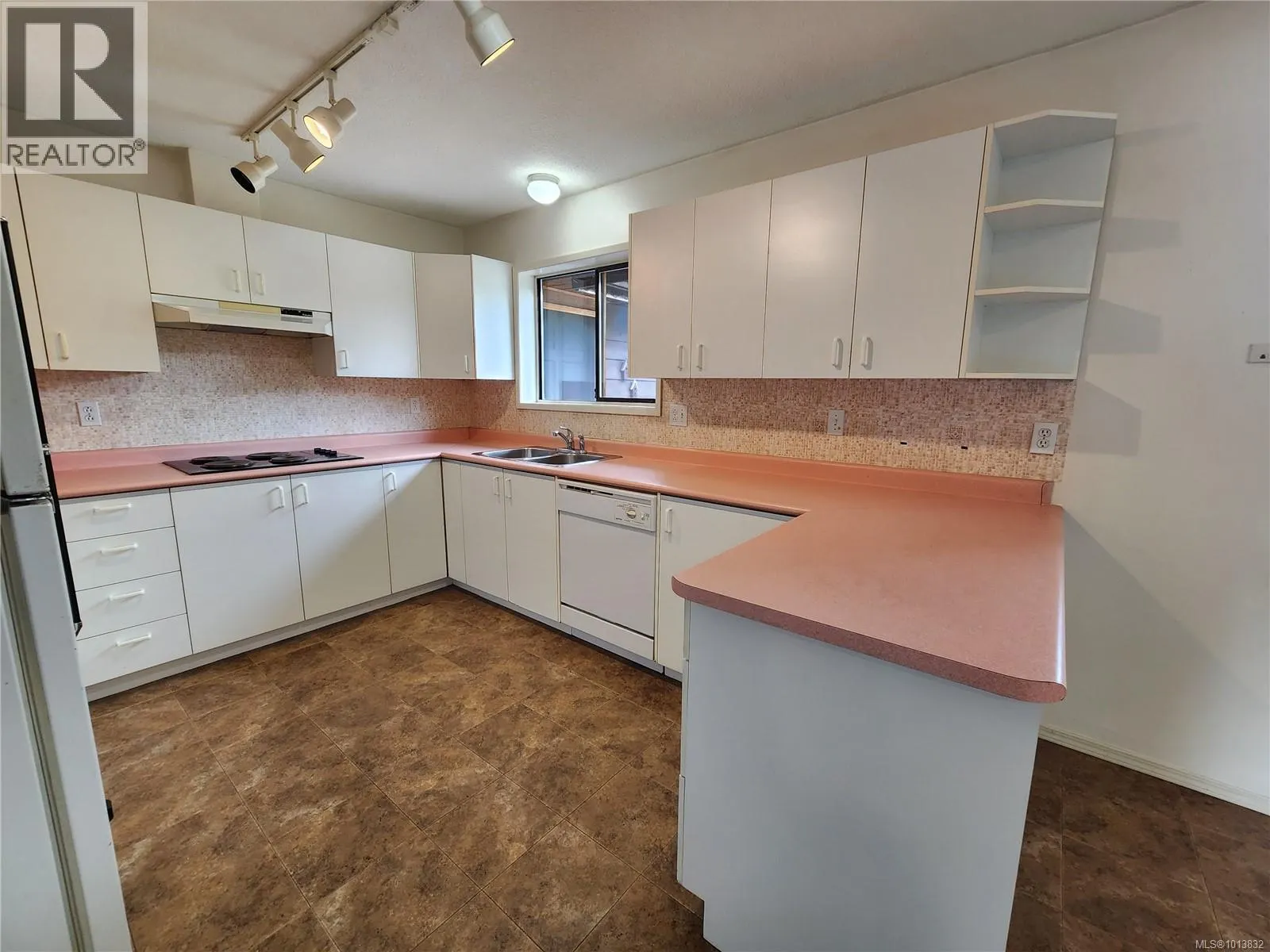 530 Quadra Ave