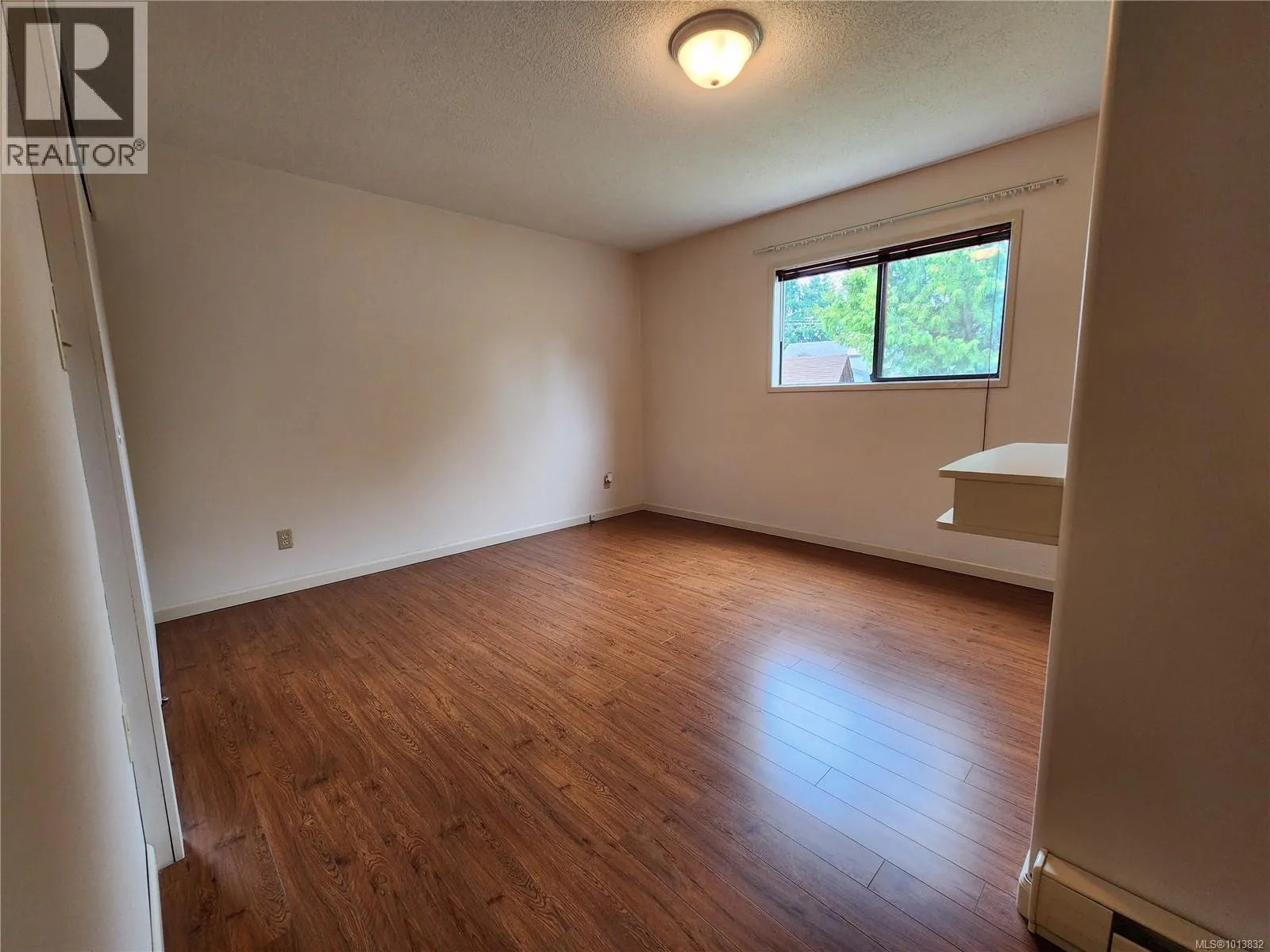 530 Quadra Ave