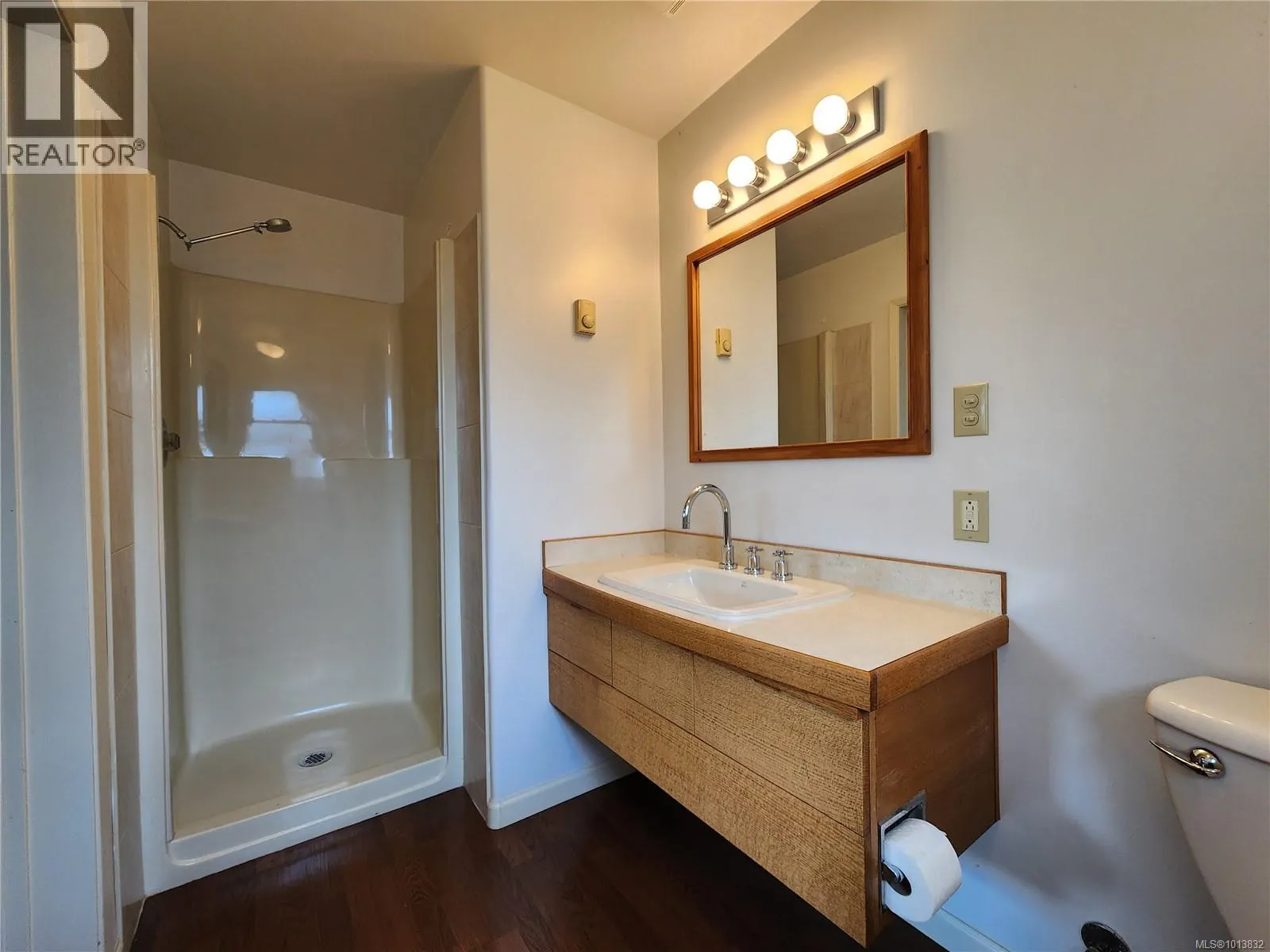 530 Quadra Ave