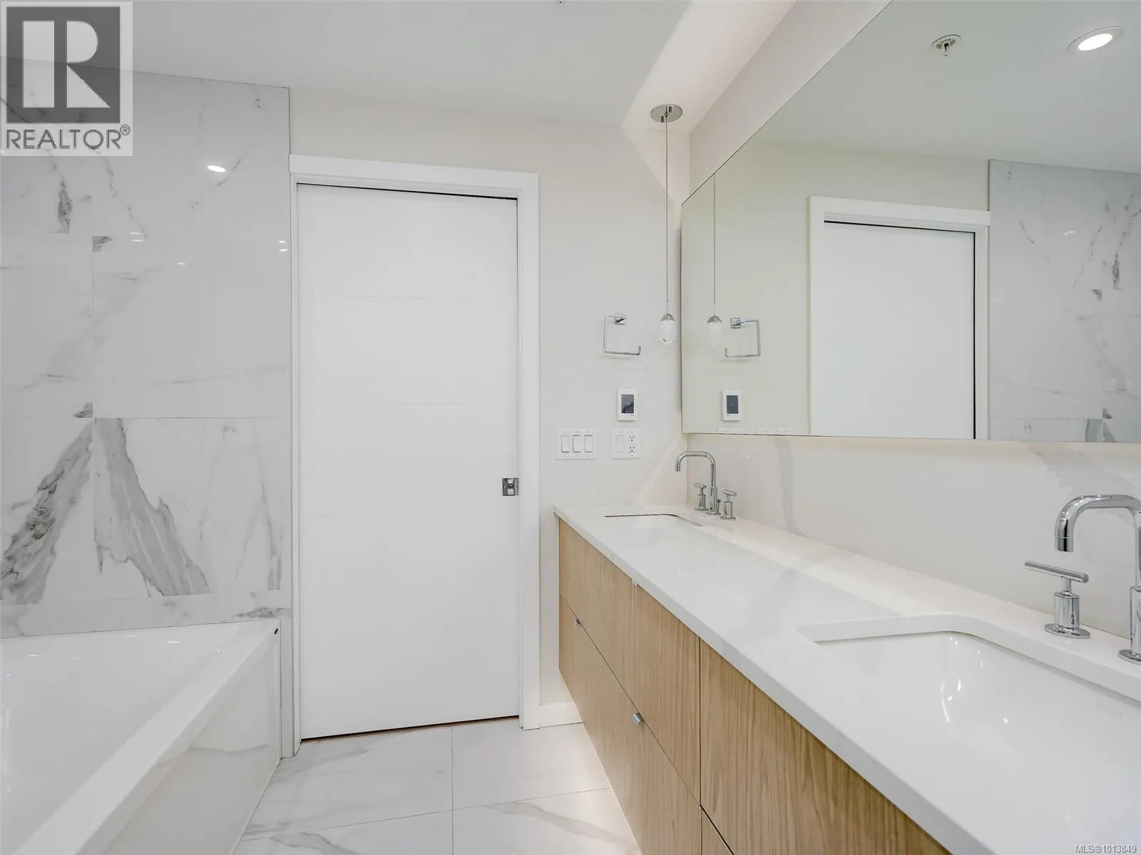 212 5120 Cordova Bay Rd