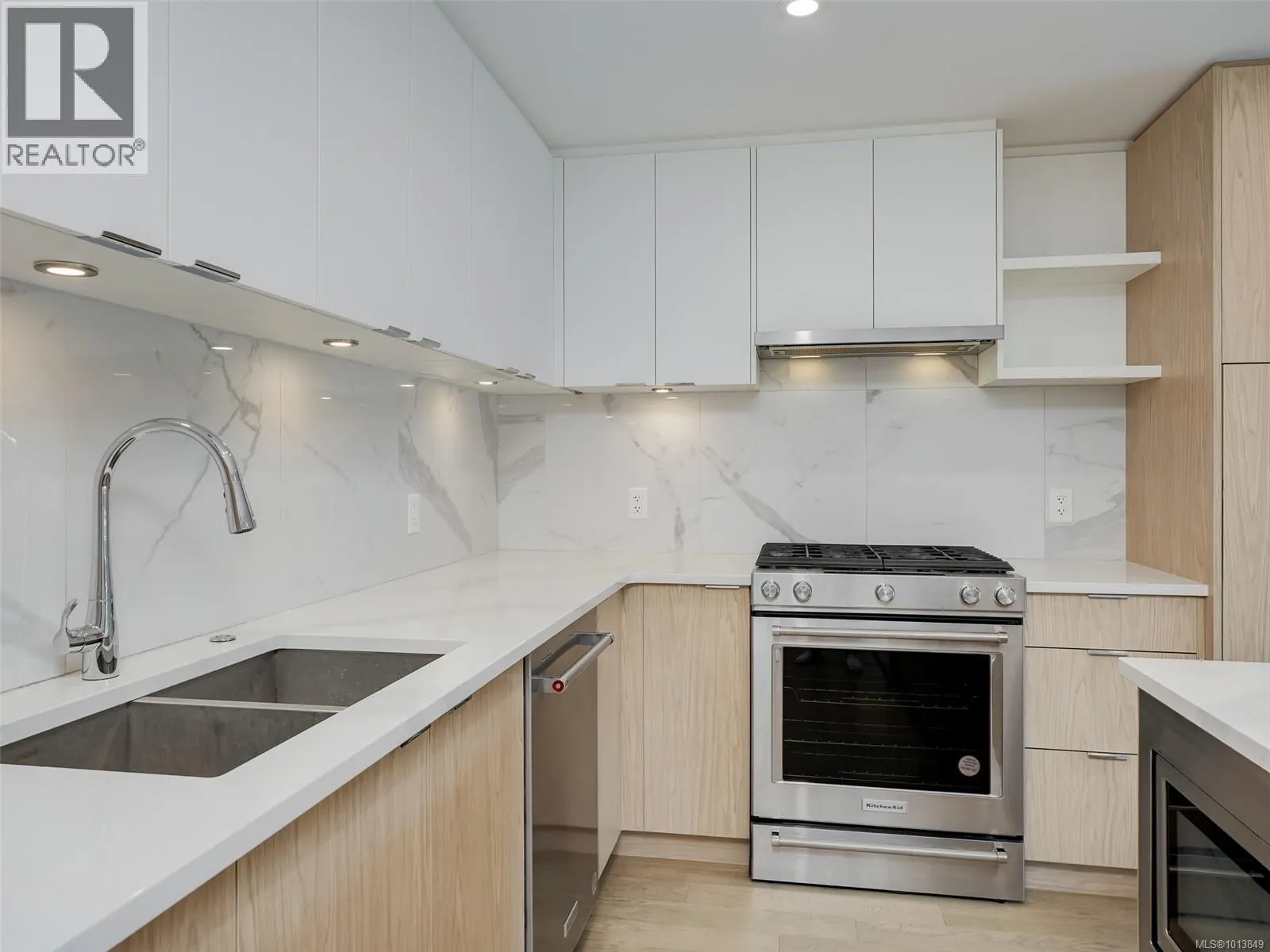 212 5120 Cordova Bay Rd