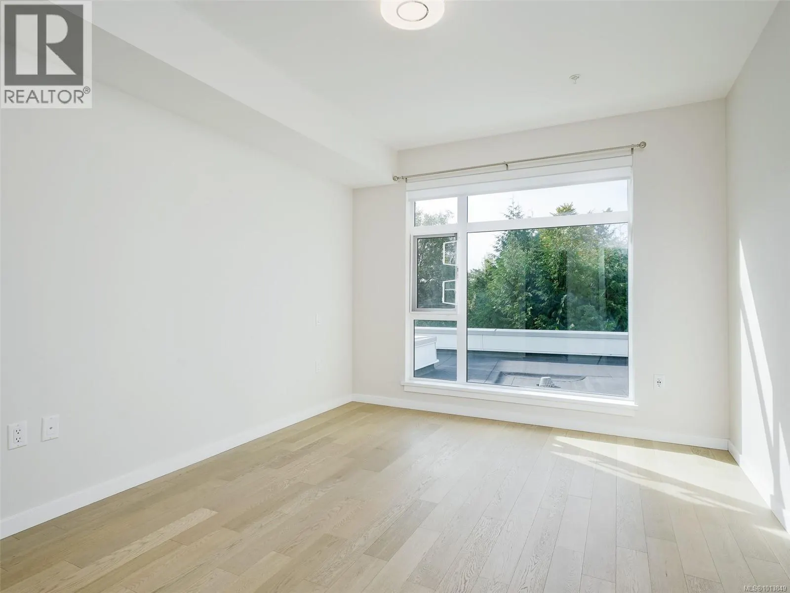 212 5120 Cordova Bay Rd