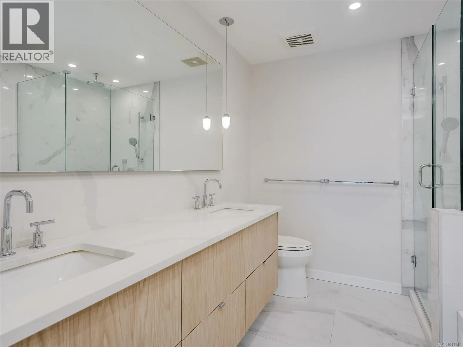 212 5120 Cordova Bay Rd