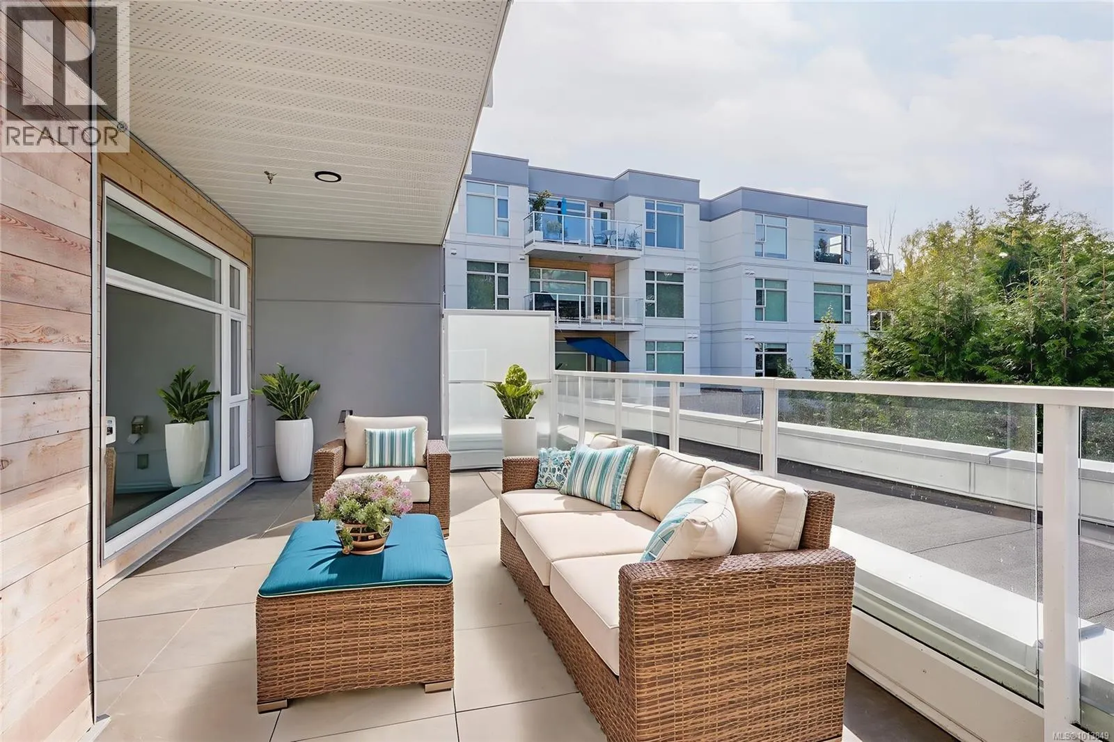 212 5120 Cordova Bay Rd