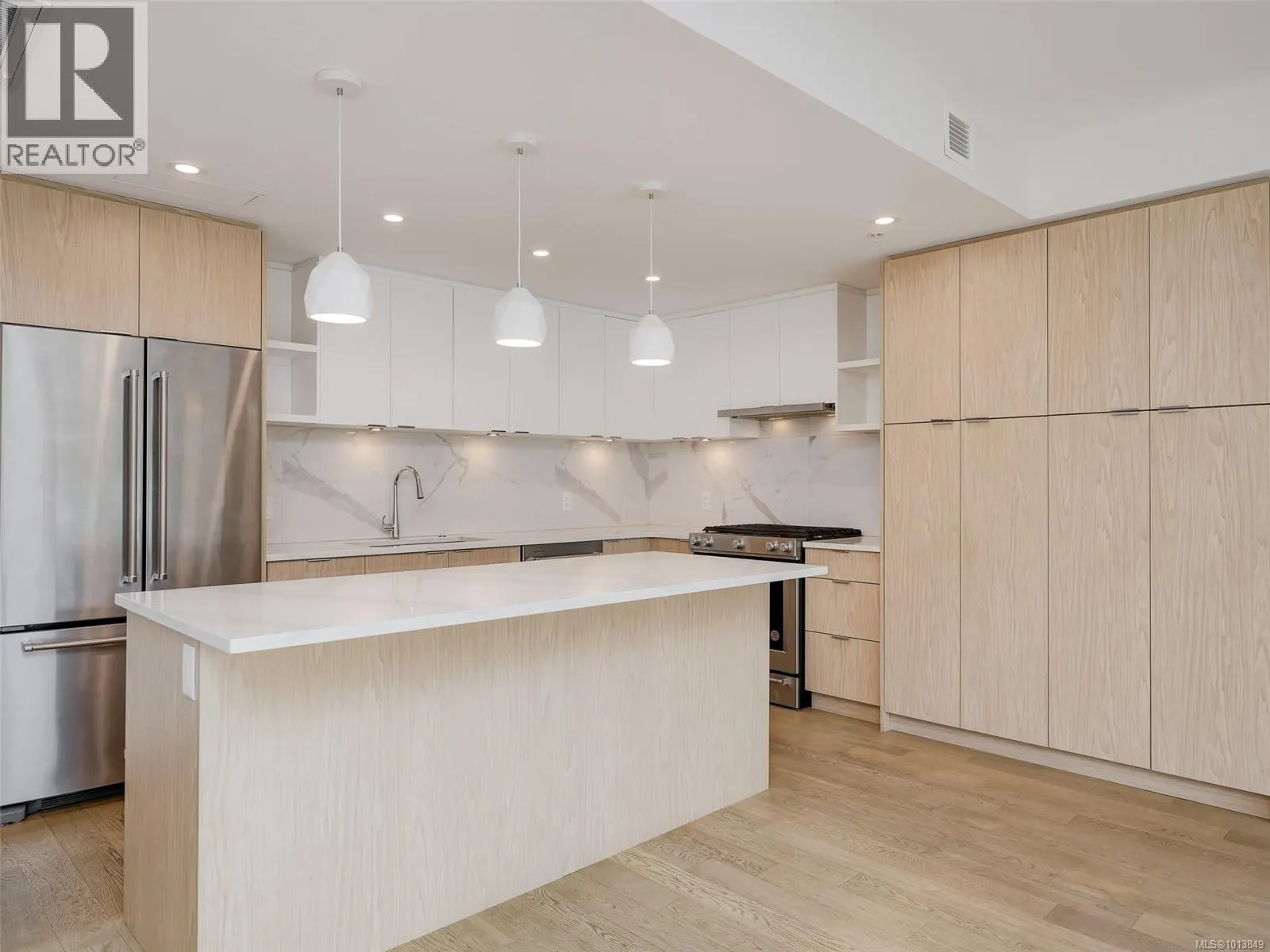 212 5120 Cordova Bay Rd