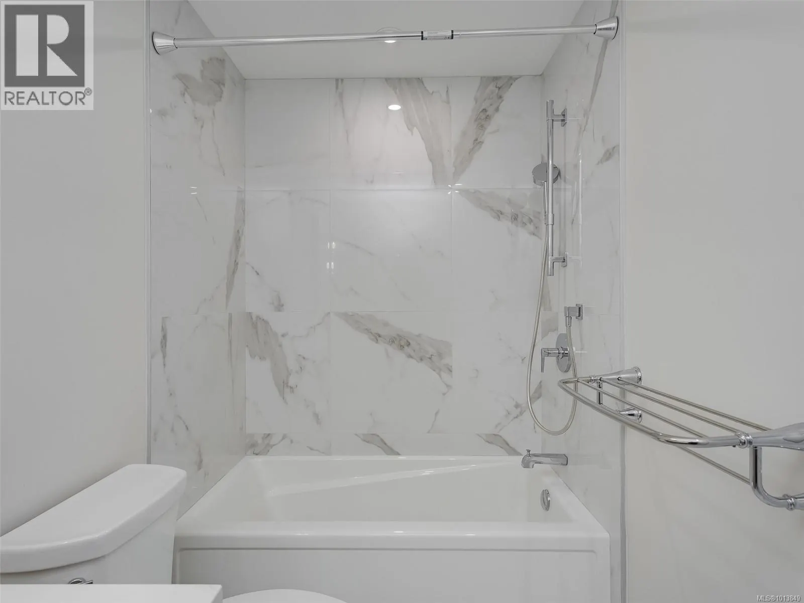 212 5120 Cordova Bay Rd