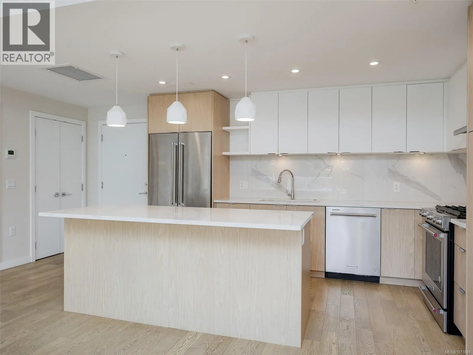 212 5120 Cordova Bay Rd