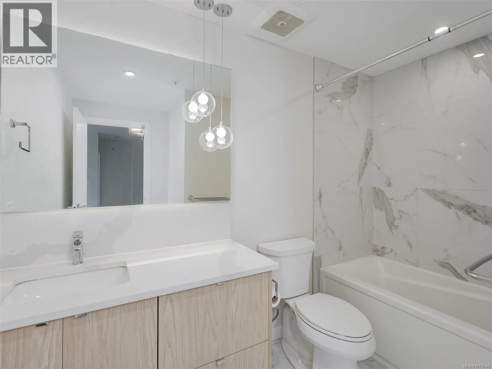 212 5120 Cordova Bay Rd