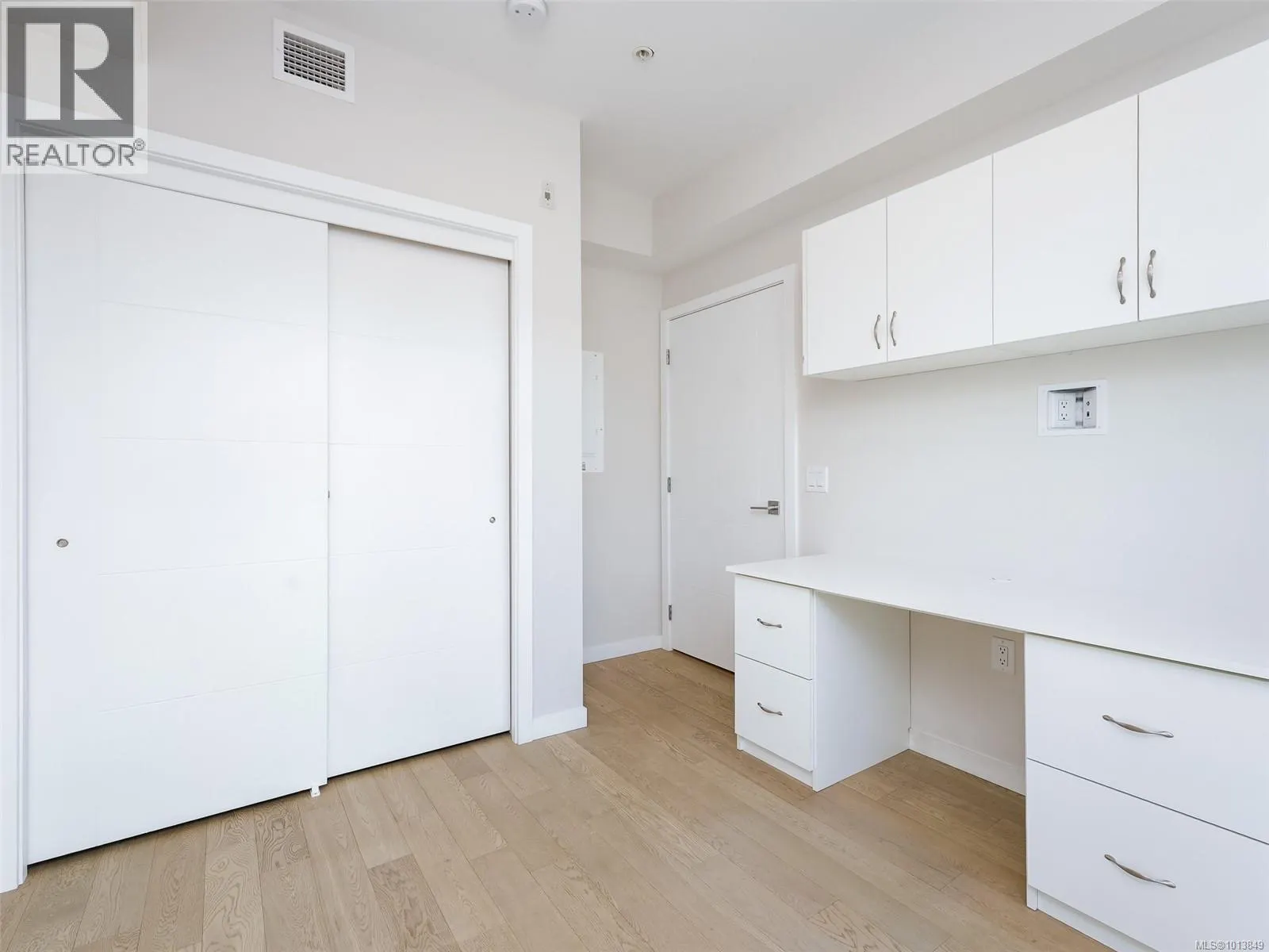 212 5120 Cordova Bay Rd