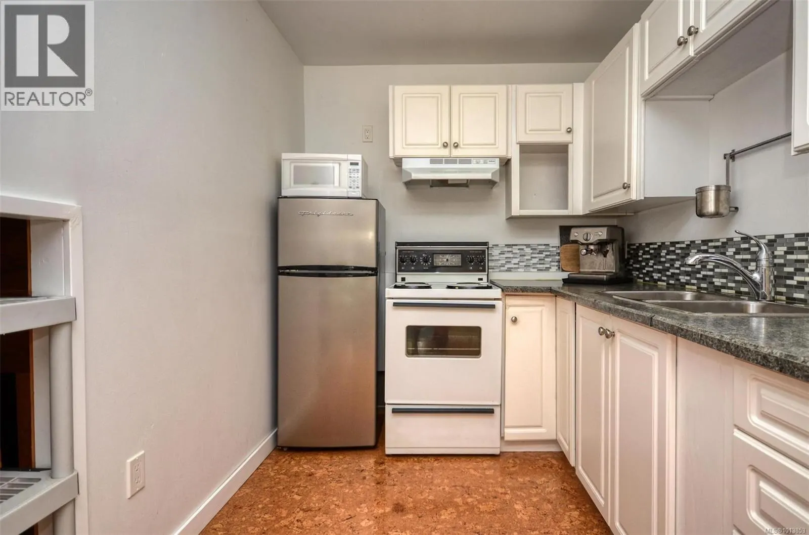 2240 Greenlands Rd