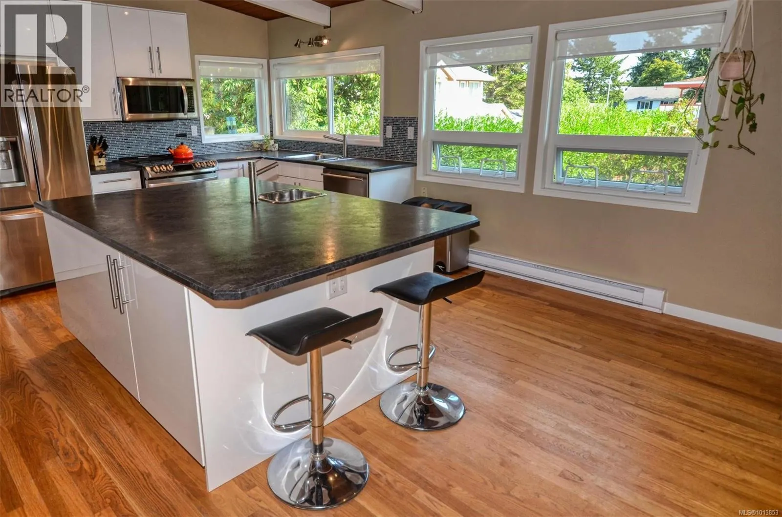 2240 Greenlands Rd