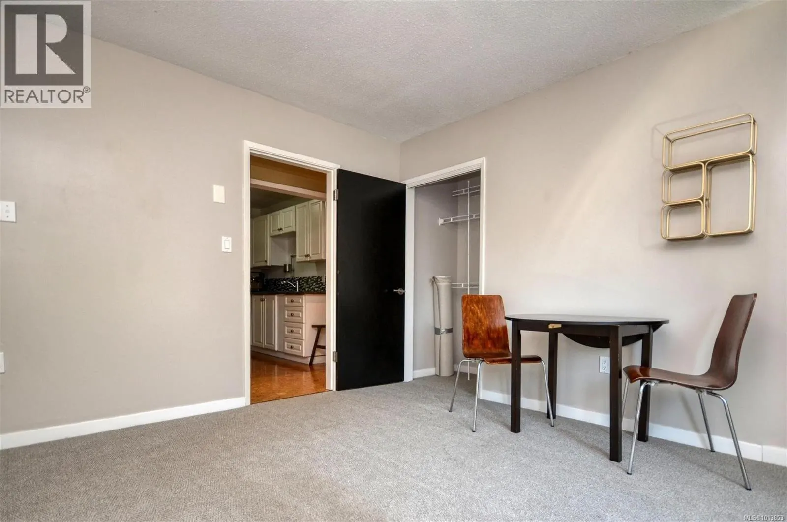 2240 Greenlands Rd