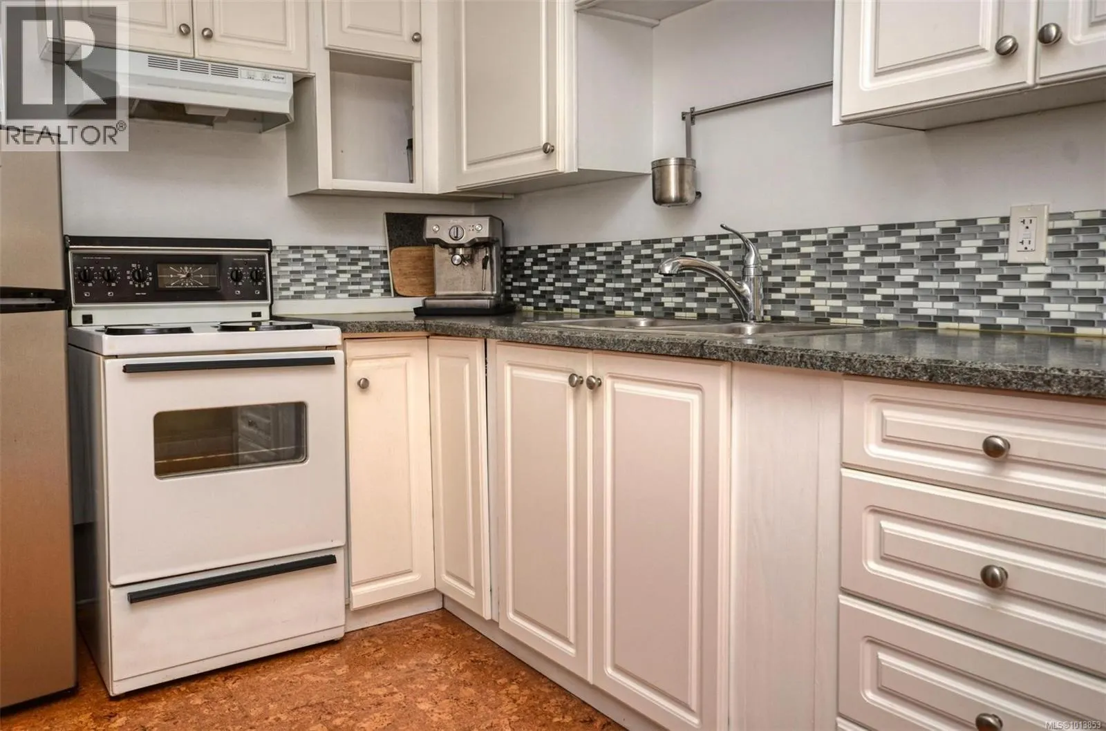 2240 Greenlands Rd