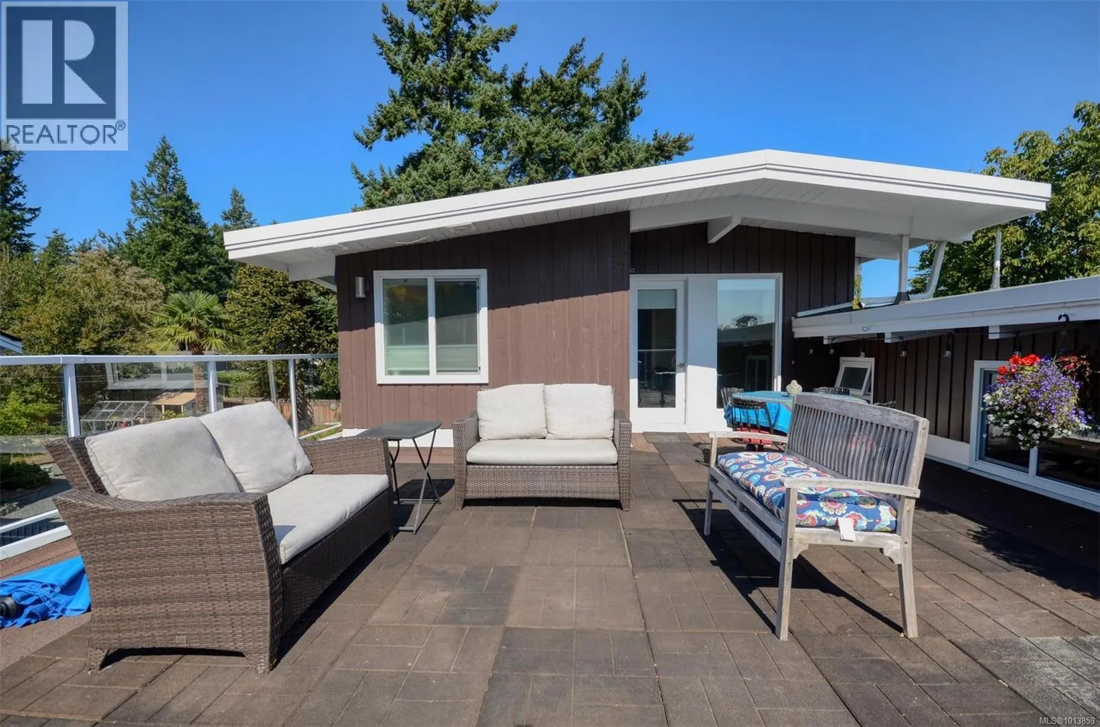 2240 Greenlands Rd