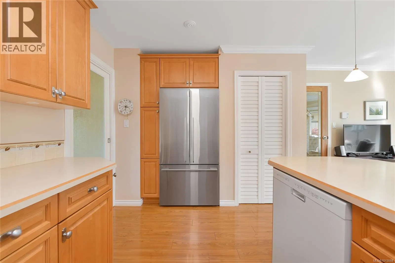 913 2829 Arbutus Rd