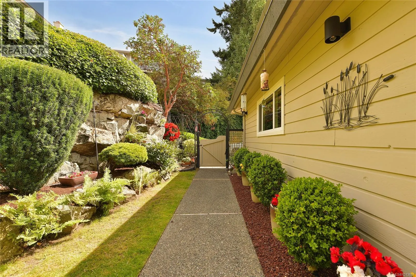 913 2829 Arbutus Rd
