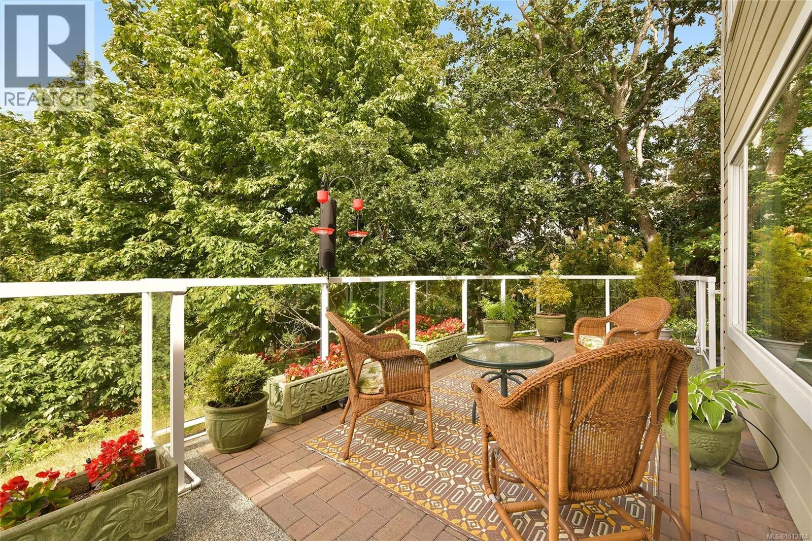 913 2829 Arbutus Rd