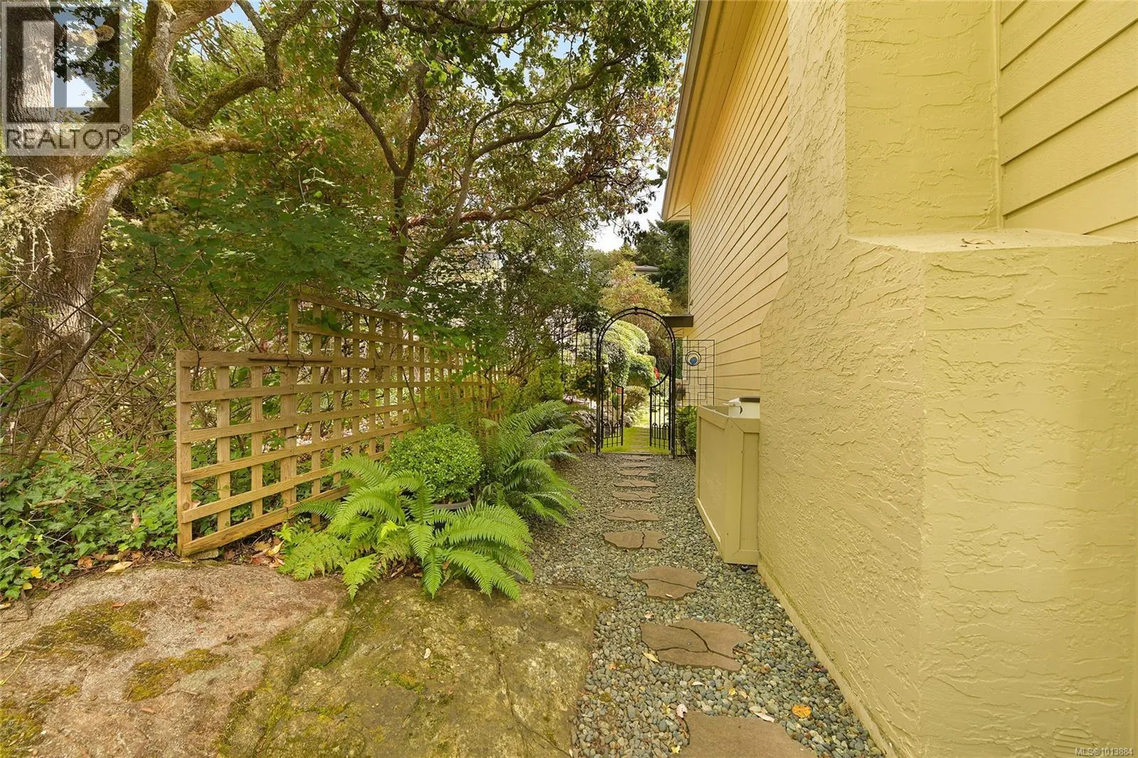 913 2829 Arbutus Rd