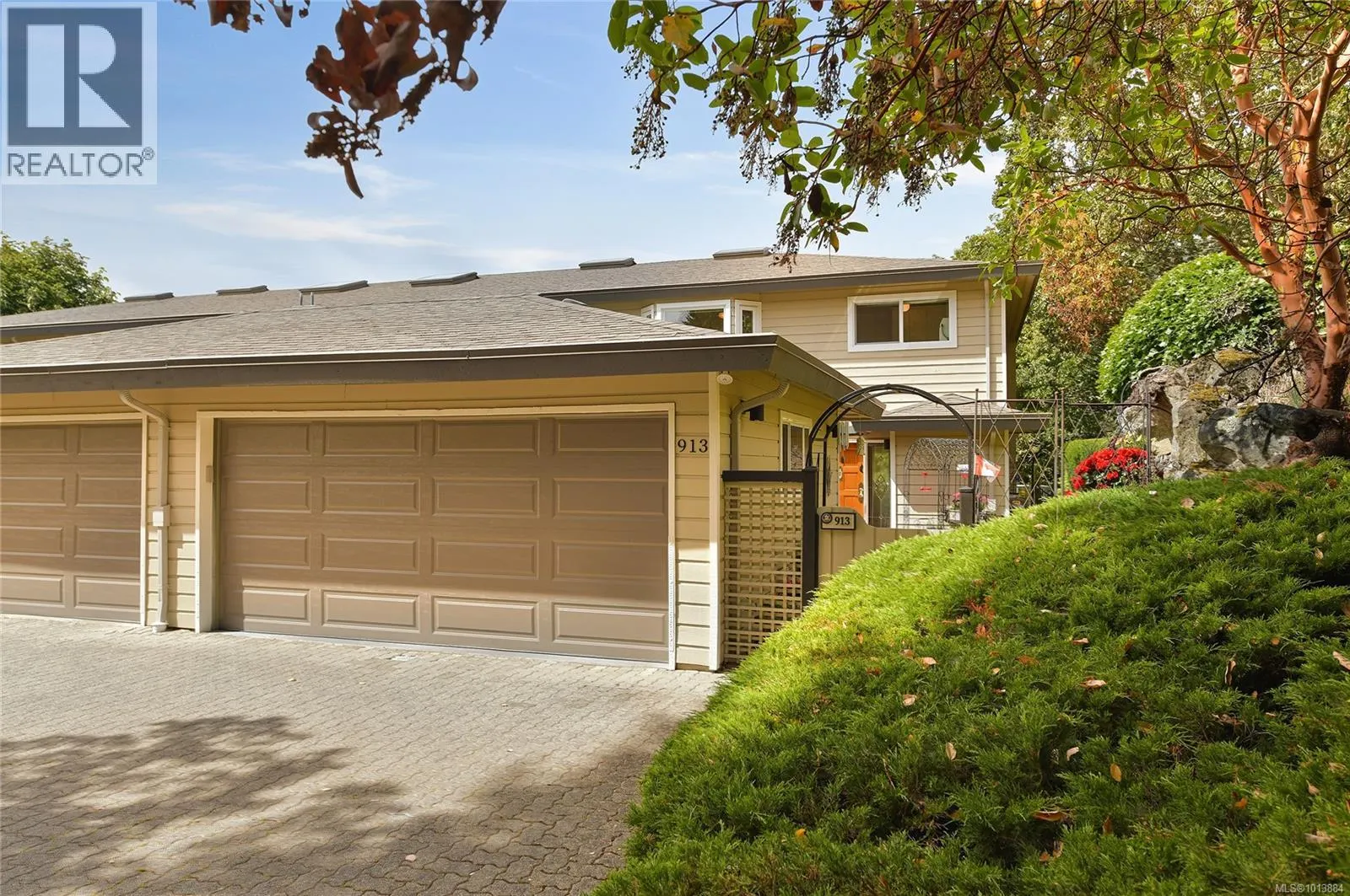 913 2829 Arbutus Rd
