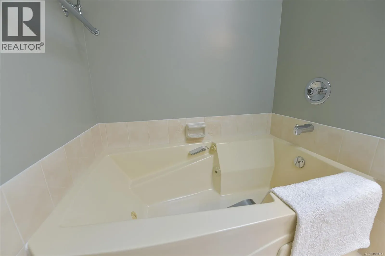 913 2829 Arbutus Rd